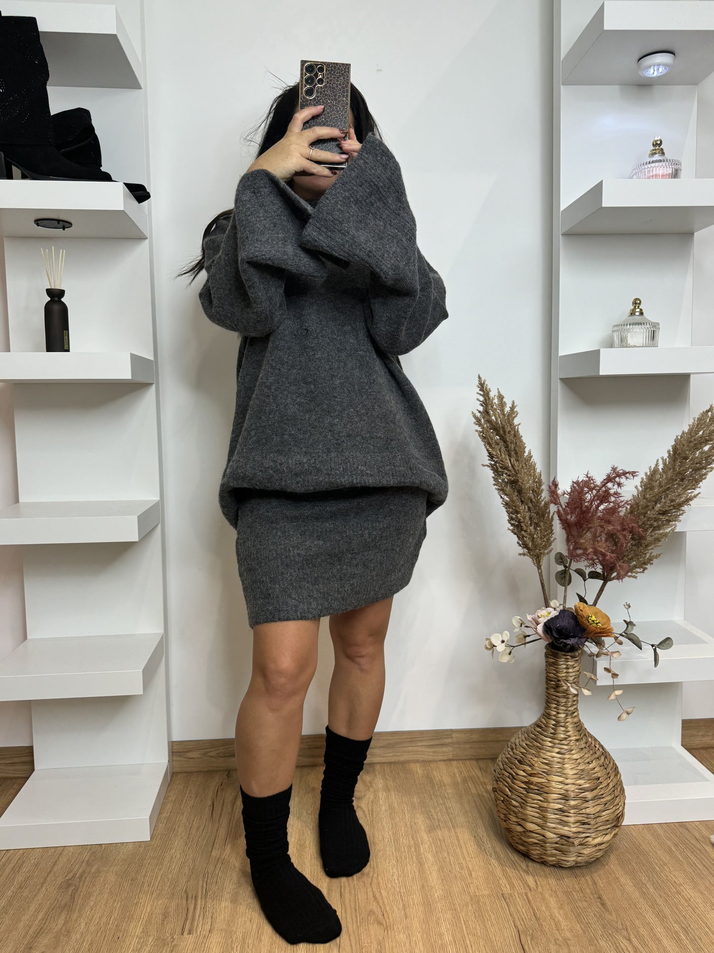 Ensemble pull et jupe en maille gris
