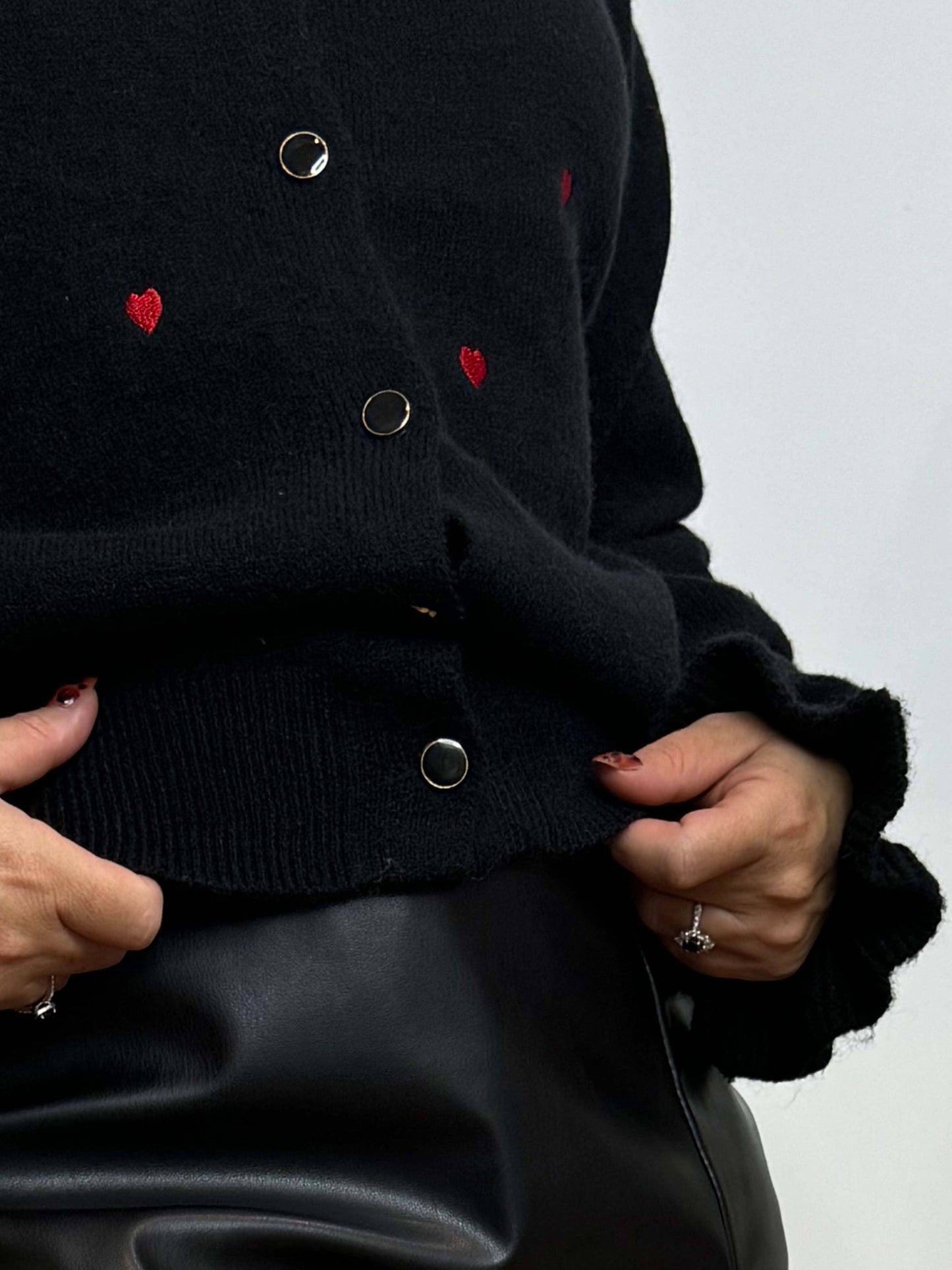 Gilet noir motifs cœurs rouges