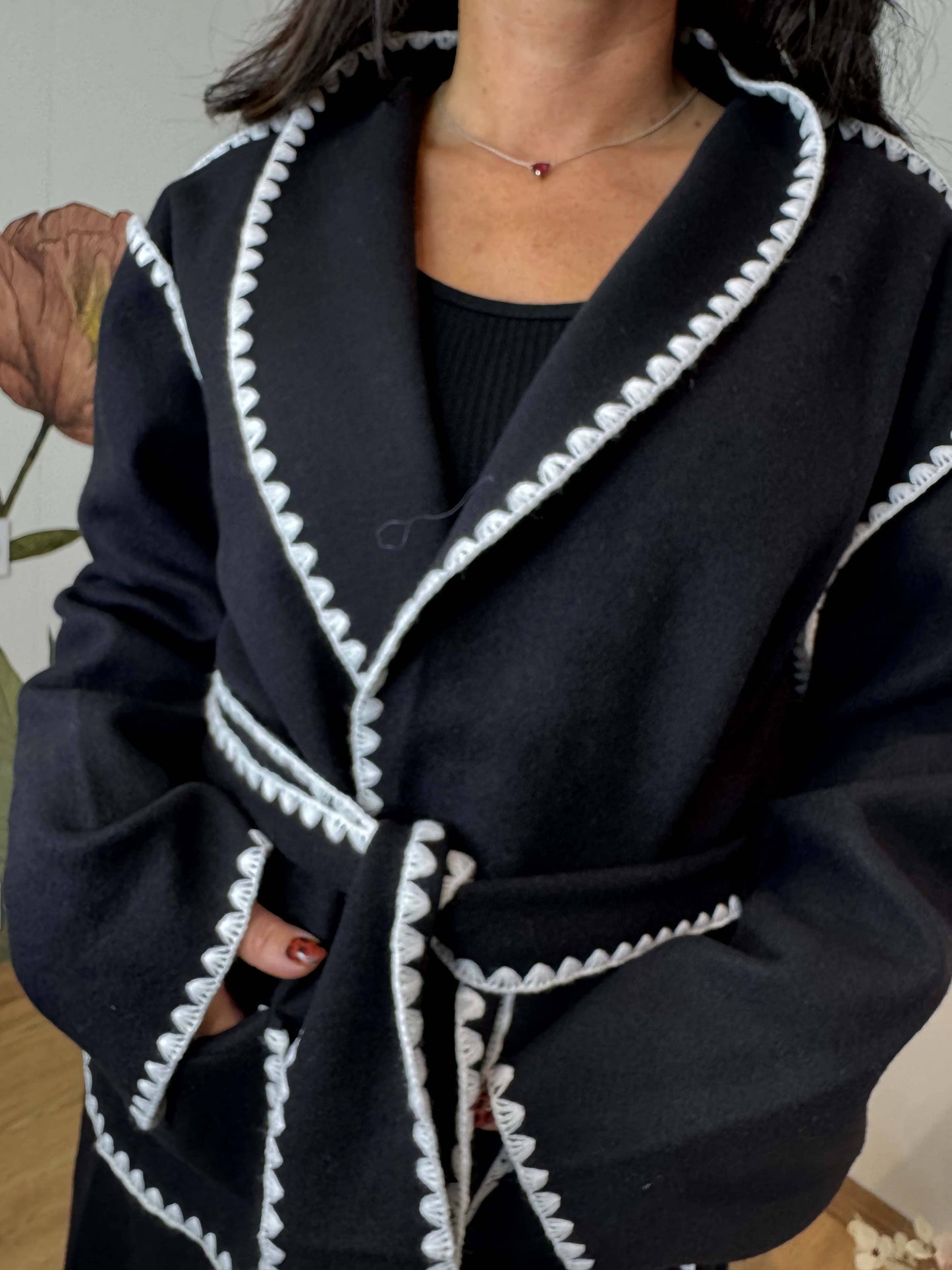 Manteau court noir avec broderie