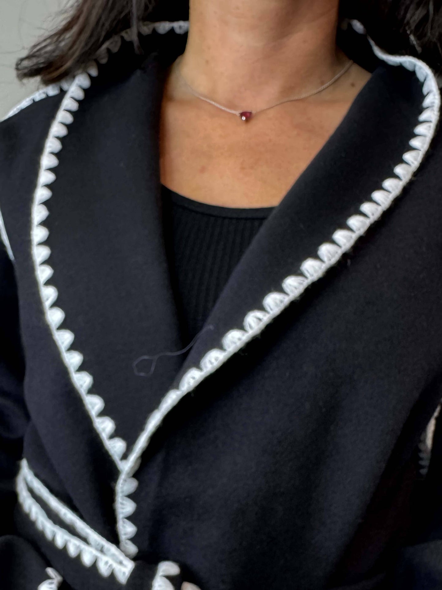 Manteau court noir avec broderie