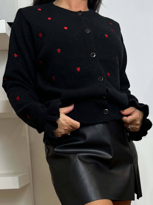 Gilet noir motifs cœurs rouges