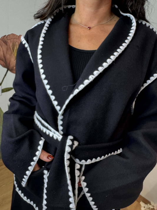 Manteau court noir avec broderie